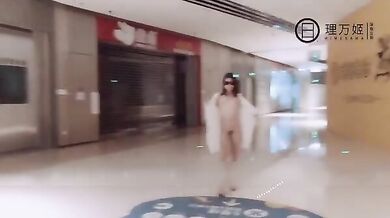 理万姬-男厕到商场露出